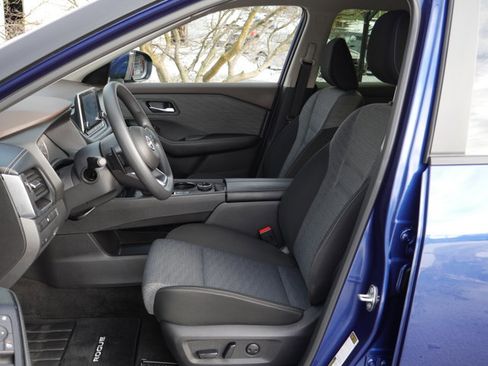 Certified 2023 Nissan Rogue SV image 3