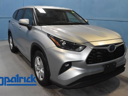 Used 2024 Toyota Highlander LE AWD/4WD image 1