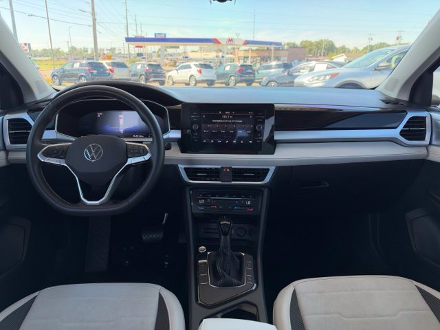 Used 2025 Volkswagen Taos SE FWD image 7