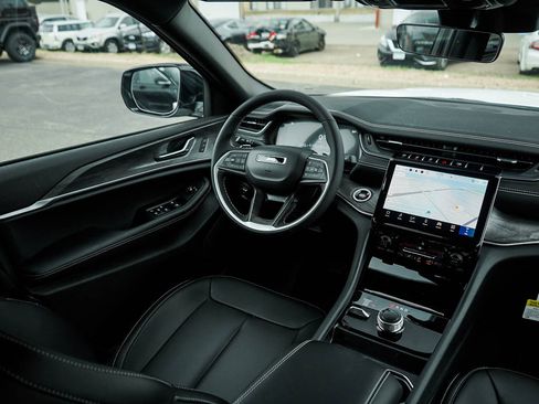 New 2025 Jeep Grand Cherokee Limited w/ Black Appearance Package image 15