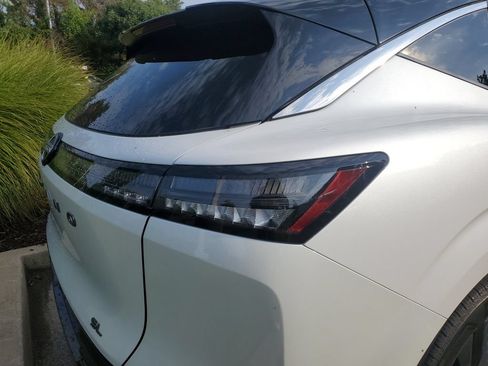 Certified 2025 Nissan Murano SL w/ Cargo Package AWD/4WD image 18