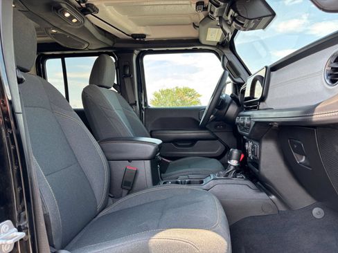 Used 2025 Jeep Wrangler Unlimited Sahara AWD/4WD image 36