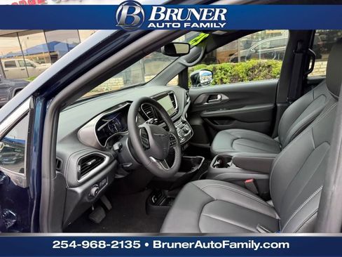 New 2025 Chrysler Pacifica Select image 10