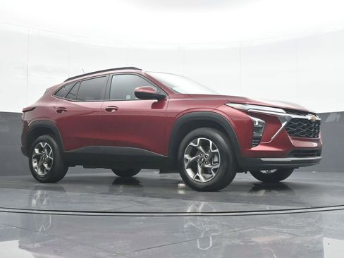 Used 2025 Chevrolet Trax LT w/ LT Convenience Package FWD image 33