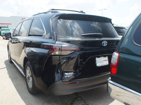 Used 2025 Toyota Sienna LE FWD image 4