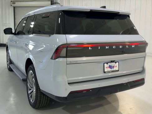 New 2026 Lincoln Navigator Premiere image 8