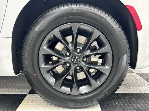 New 2026 Chrysler Pacifica Select AWD/4WD image 8