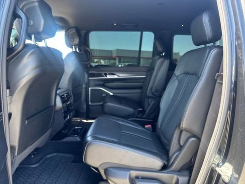 Used 2023 Jeep Wagoneer Series II w/ Flexible Seating Group AWD/4WD image 17