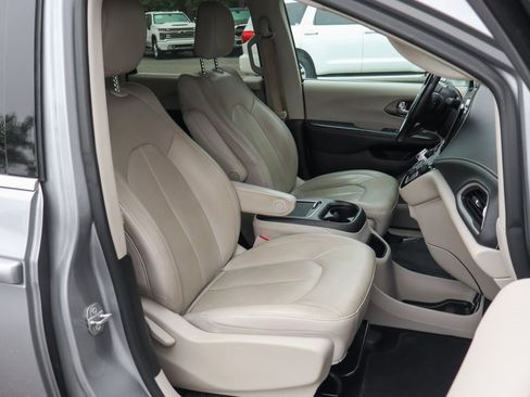 Used 2021 Chrysler Pacifica Touring-L image 47