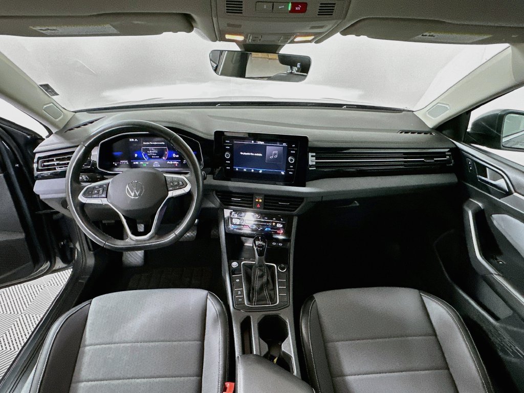 Used 2025 Volkswagen Jetta SE FWD image 3