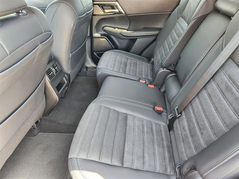 New 2025 Mitsubishi Outlander SE image 19