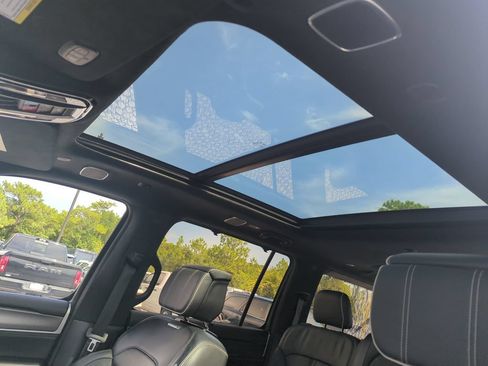 Used 2022 Jeep Grand Wagoneer Series II AWD/4WD image 28