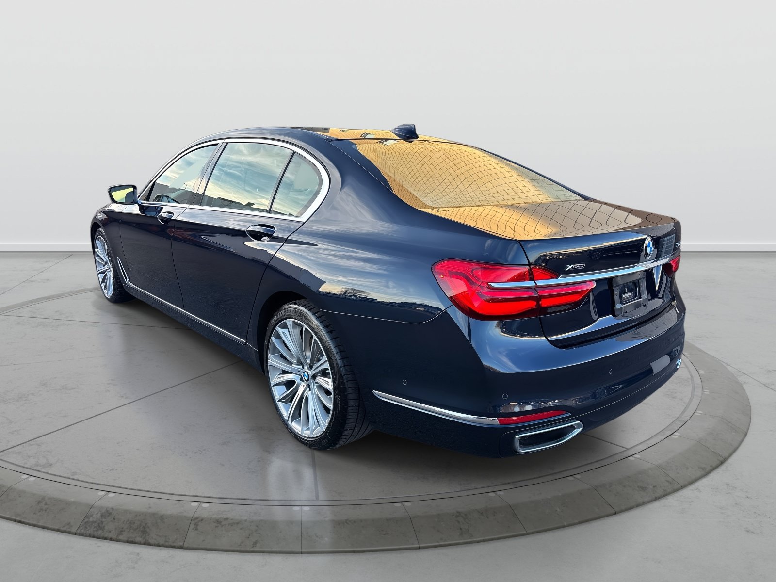 Used 2018 BMW 750i xDrive AWD/4WD image 3