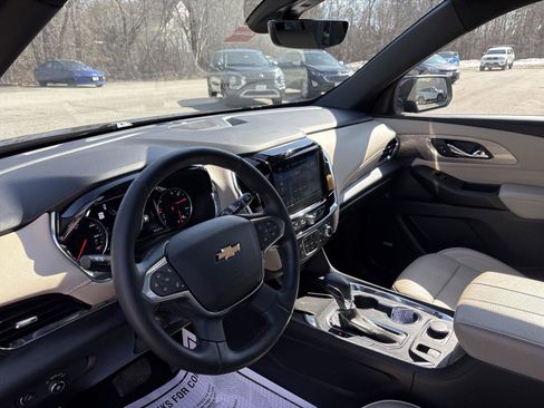 Used 2023 Chevrolet Traverse Premier image 14