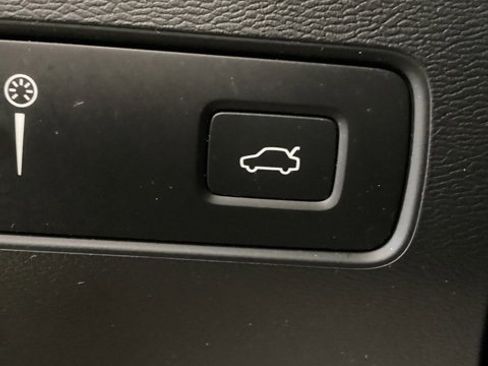 Used 2020 Volvo XC40 T5 Momentum w/ Protection Package image 19