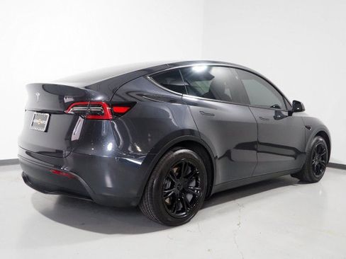 Used 2024 Tesla Model Y 2WD image 7