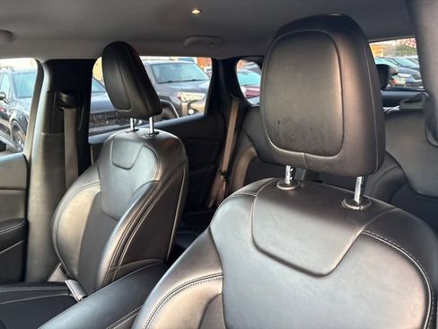 Used 2019 Jeep Cherokee Latitude Plus AWD/4WD image 9