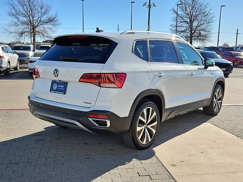 Certified 2022 Volkswagen Taos SE w/ IQ.Drive SE Package image 3