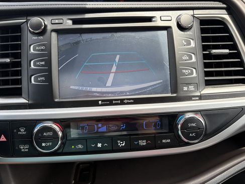 Used 2018 Toyota Highlander XLE AWD/4WD image 12