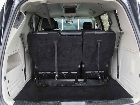 Used 2014 Chrysler Town & Country Touring image 8