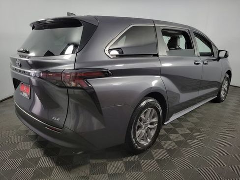 Used 2025 Toyota Sienna XLE FWD image 8