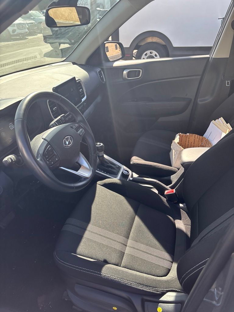 Used 2025 Hyundai Venue SEL FWD image 9