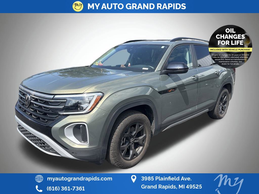 Used 2025 Volkswagen Atlas Peak Edition SE AWD/4WD image 3