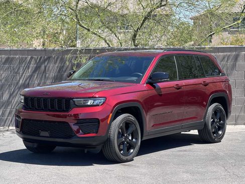 Used 2025 Jeep Grand Cherokee Altitude AWD/4WD image 4