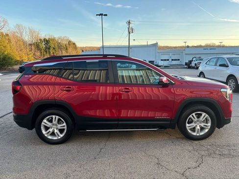 Used 2024 GMC Terrain SLE w/ Driver Convenience Package image 5