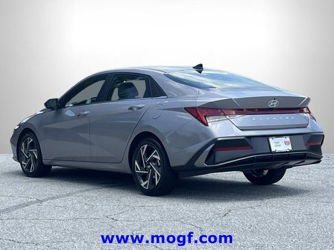 Used 2025 Hyundai Elantra SEL FWD image 2