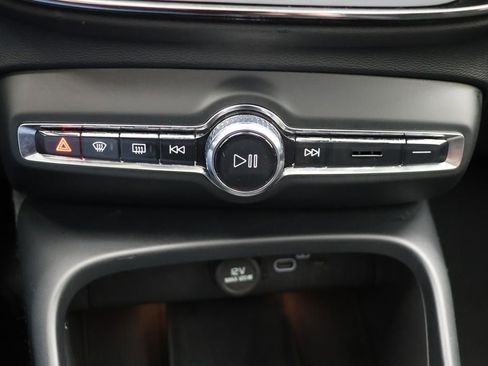 Used 2025 Volvo XC40 B5 Plus image 26