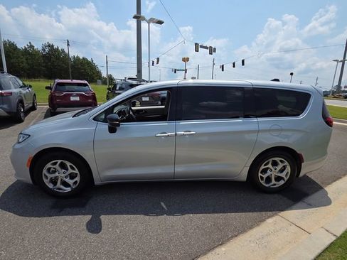 Used 2024 Chrysler Pacifica Limited FWD image 4