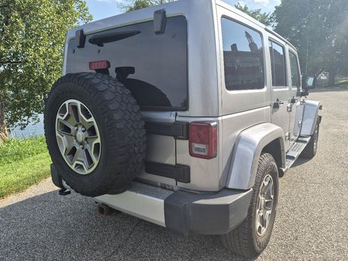Used 2013 Jeep Wrangler Unlimited Sahara w/ Dual Top Group AWD/4WD image 5