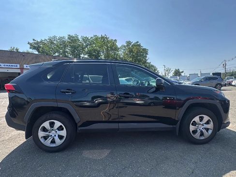 Used 2021 Toyota RAV4 LE FWD image 4