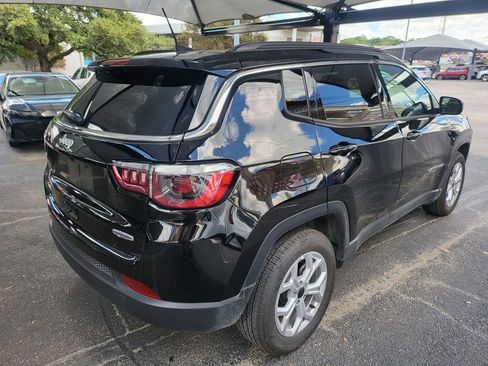 Used 2025 Jeep Compass Latitude AWD/4WD image 4