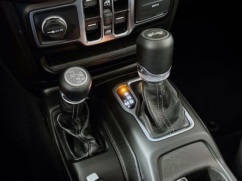 Used 2025 Jeep Wrangler Unlimited Sahara AWD/4WD image 18