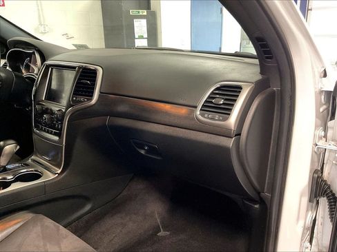 Used 2018 Jeep Grand Cherokee Altitude AWD/4WD image 13