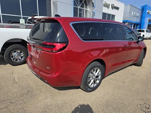 New 2026 Chrysler Pacifica Select image 4