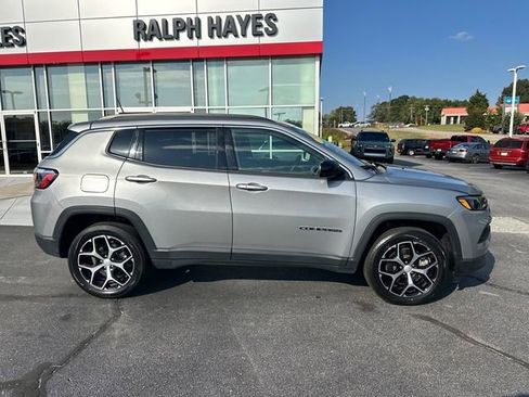 Used 2024 Jeep Compass Latitude image 2