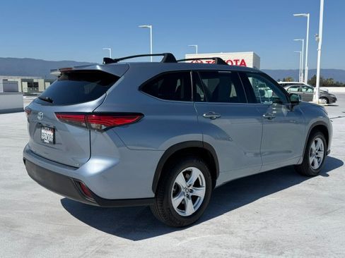 Used 2022 Toyota Highlander LE FWD image 3