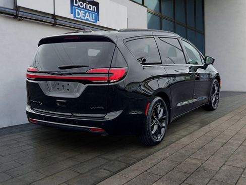 Used 2025 Chrysler Pacifica Limited FWD image 3