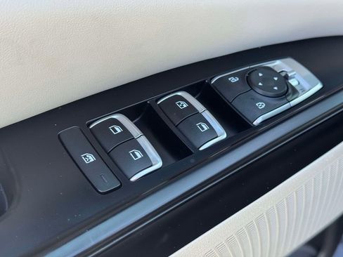 Used 2024 Kia Carnival LX FWD image 16