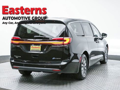 Used 2023 Chrysler Pacifica Touring-L image 5