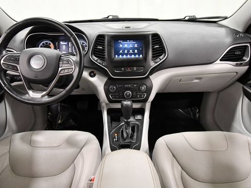 Used 2021 Jeep Cherokee Latitude Lux FWD image 3