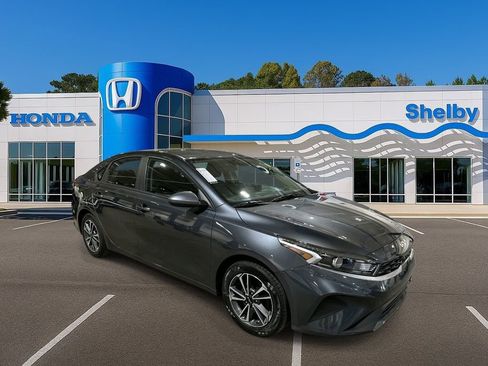 Used 2023 Kia Forte LXS image 2