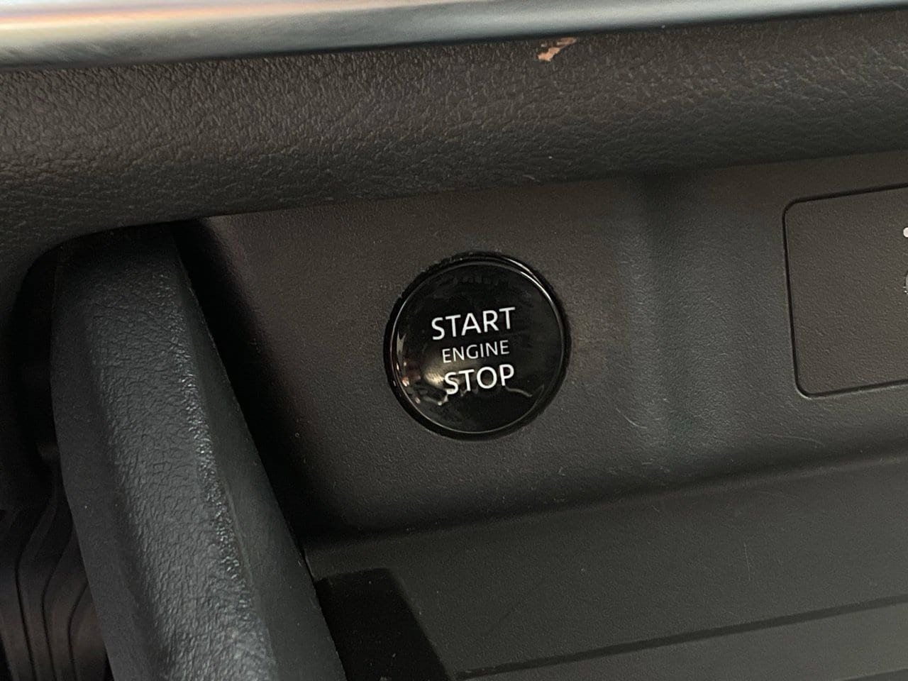 Used 2025 Nissan Rogue SV FWD image 25