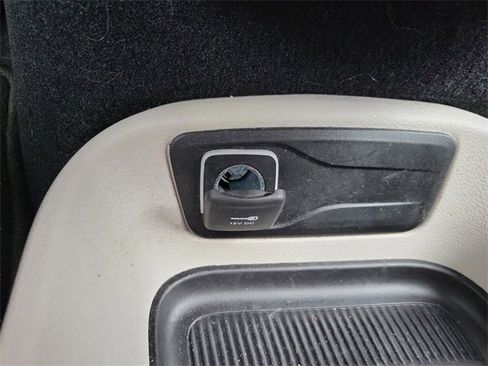Used 2024 Chrysler Pacifica Touring-L image 25
