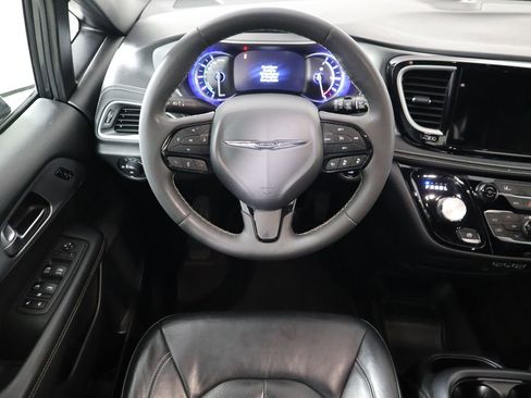 Used 2022 Chrysler Pacifica Touring-L w/ S Appearance Package image 8