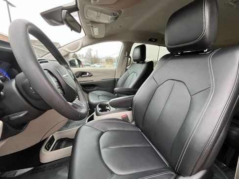 Used 2024 Chrysler Pacifica Touring-L FWD image 9