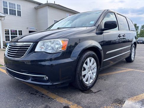 Used 2014 Chrysler Town & Country Touring FWD image 2